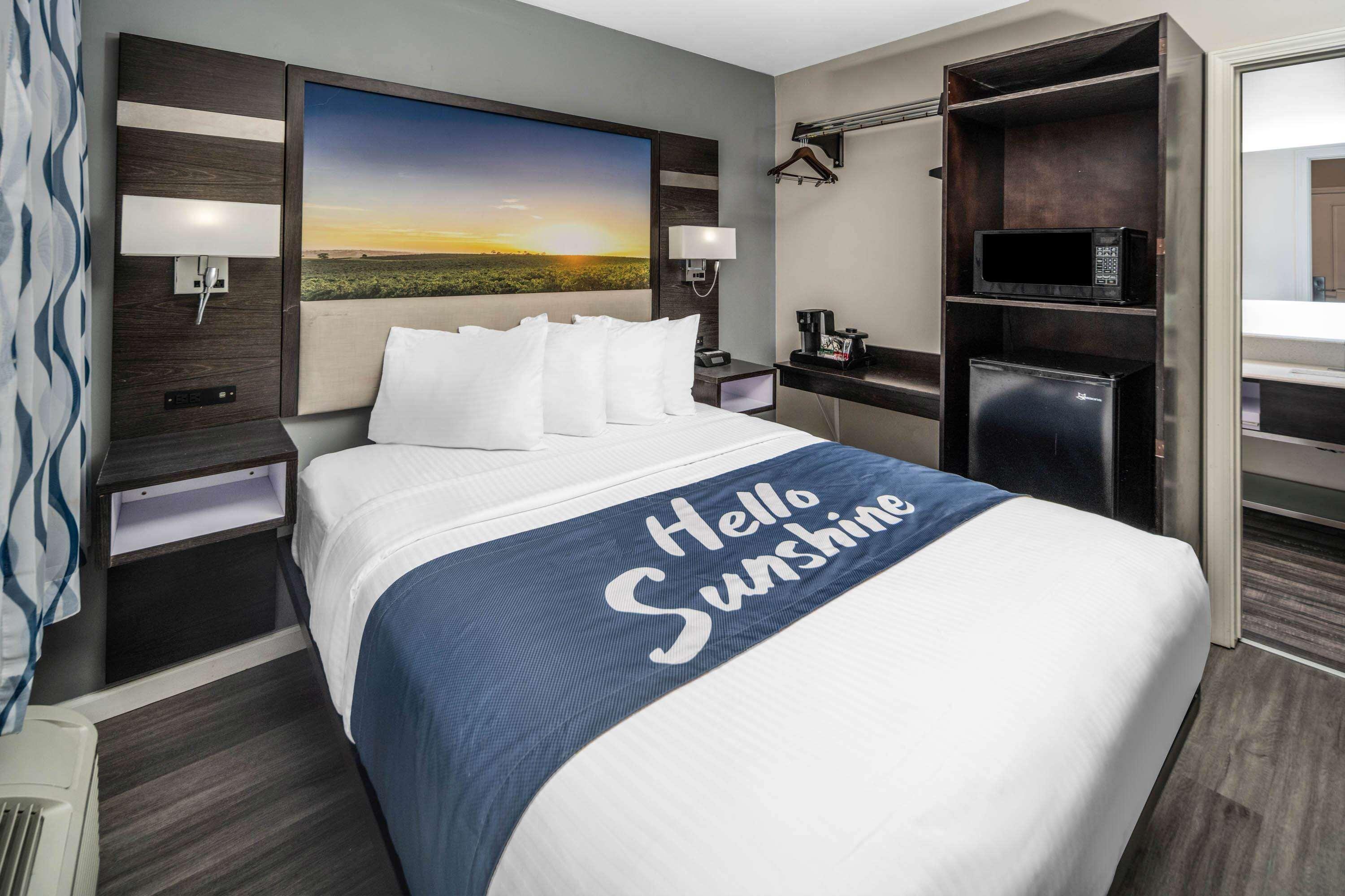 Days Inn By Wyndham Galt - Elk Grove South Eksteriør billede