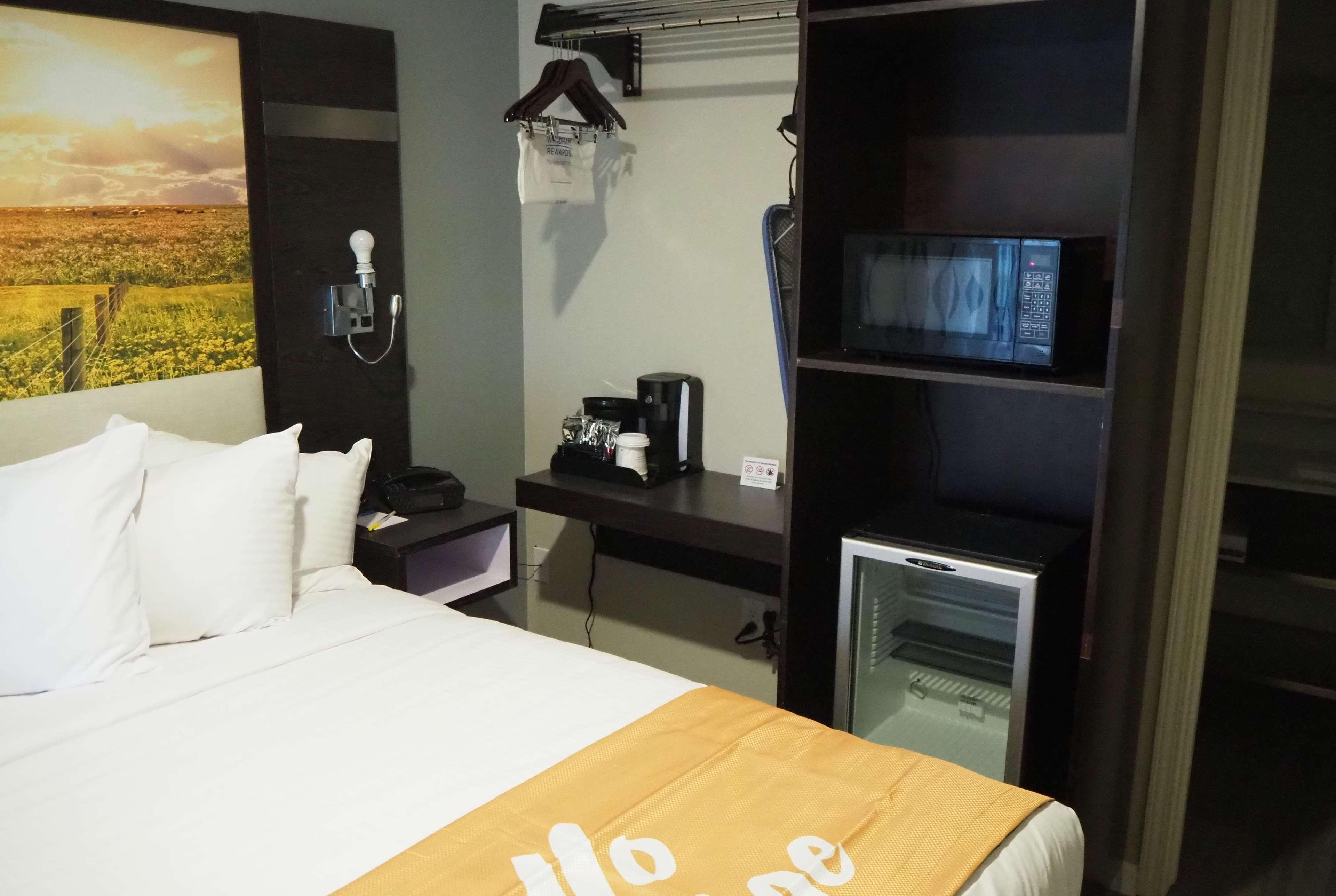 Days Inn By Wyndham Galt - Elk Grove South Eksteriør billede