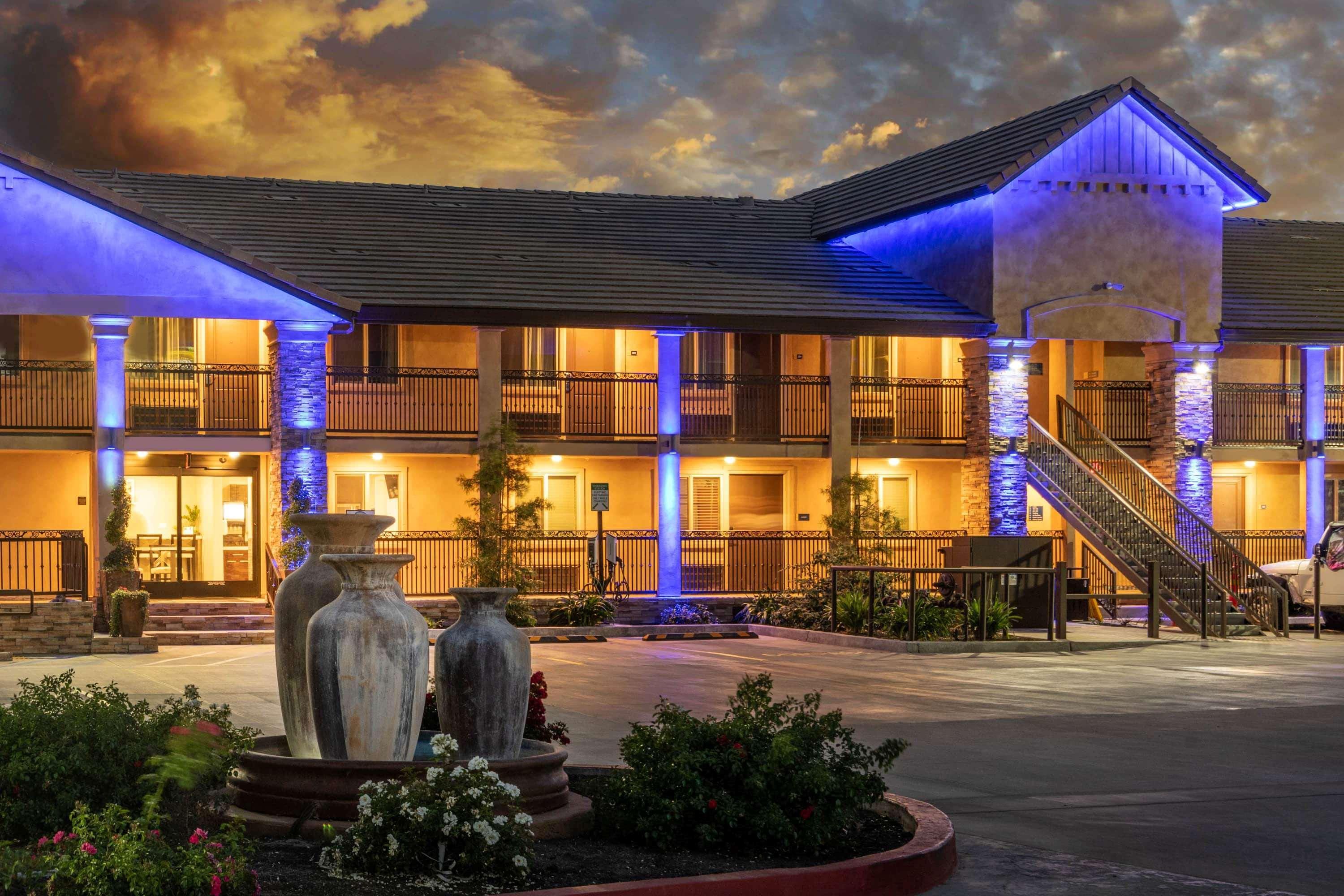 Days Inn By Wyndham Galt - Elk Grove South Eksteriør billede