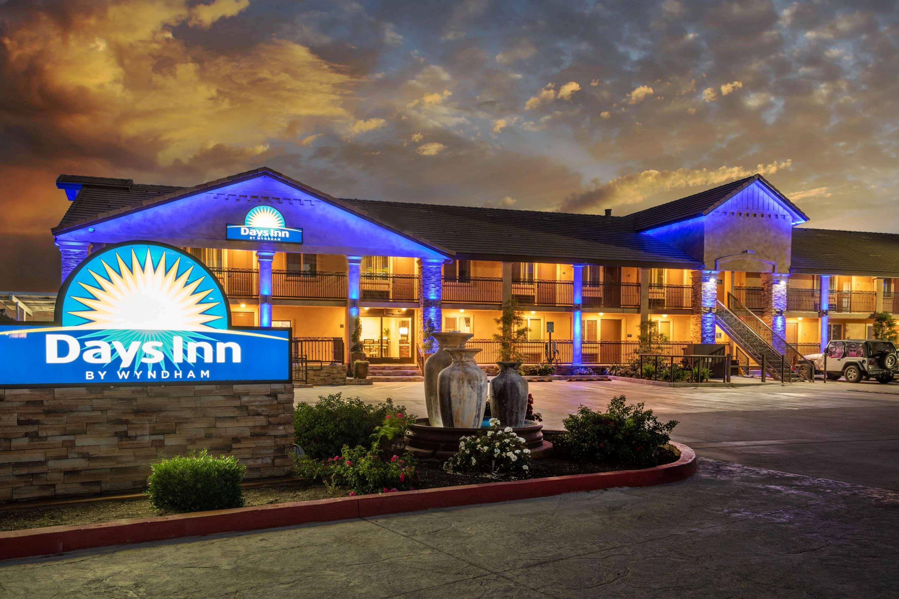 Days Inn By Wyndham Galt - Elk Grove South Eksteriør billede