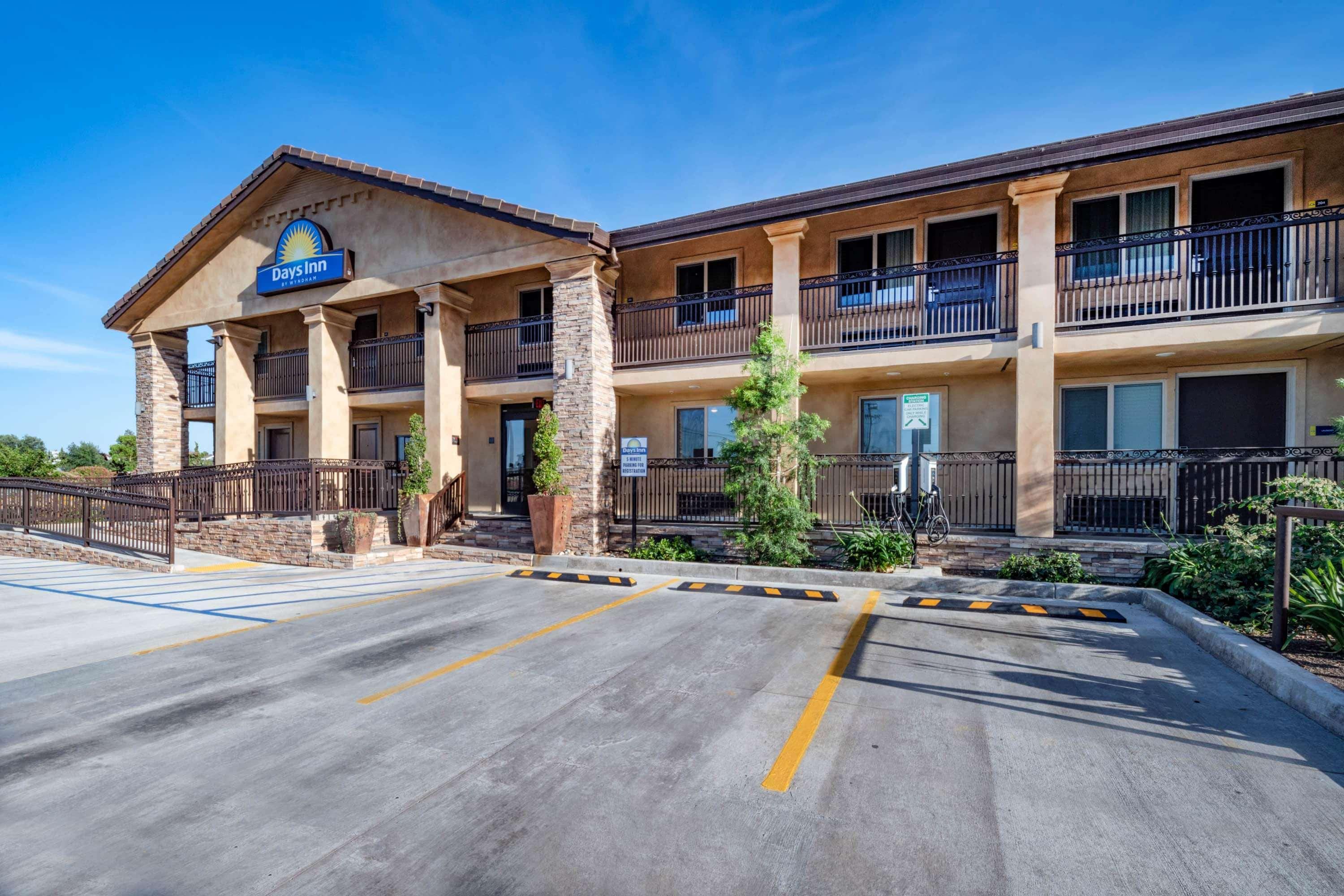 Days Inn By Wyndham Galt - Elk Grove South Eksteriør billede