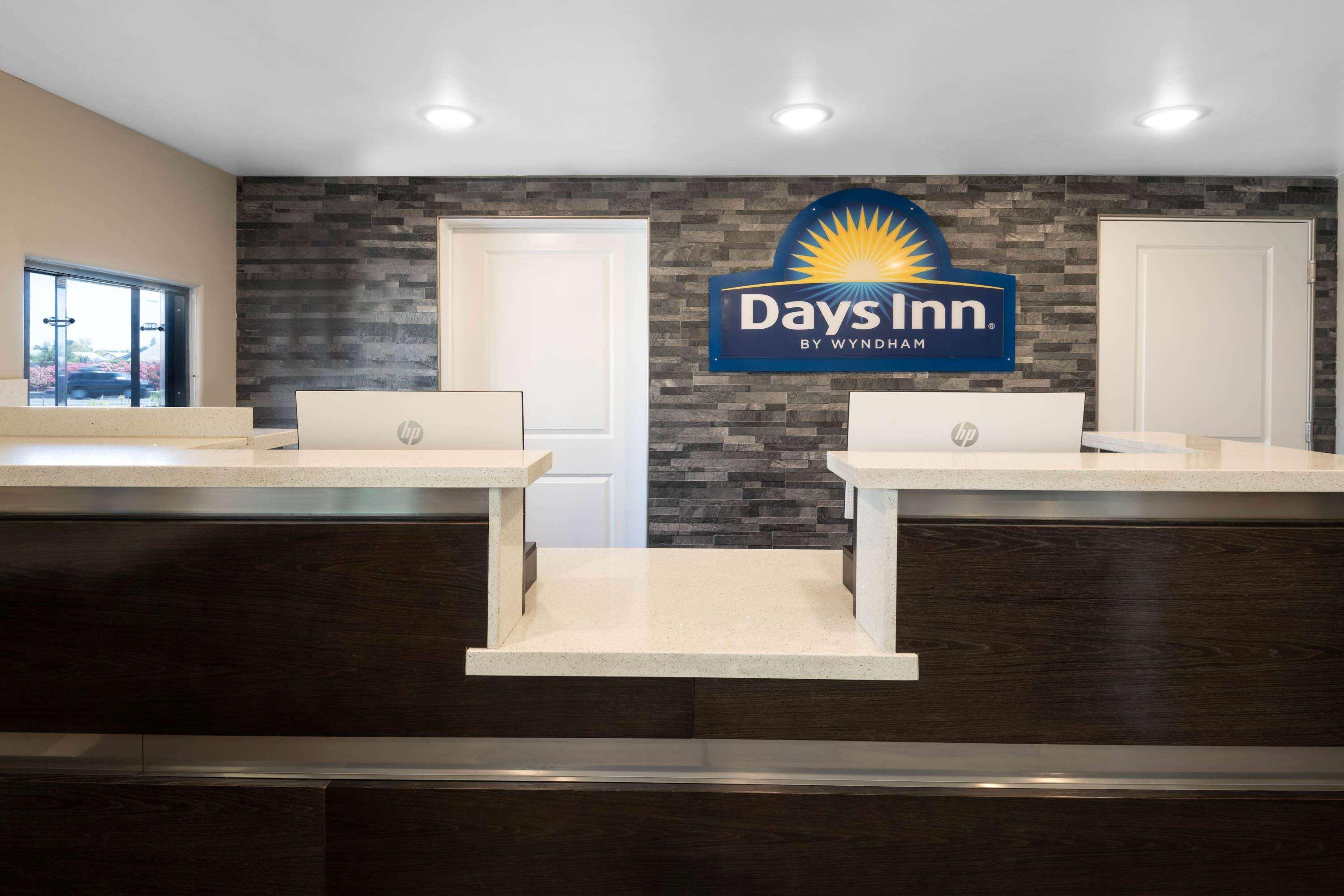 Days Inn By Wyndham Galt - Elk Grove South Eksteriør billede