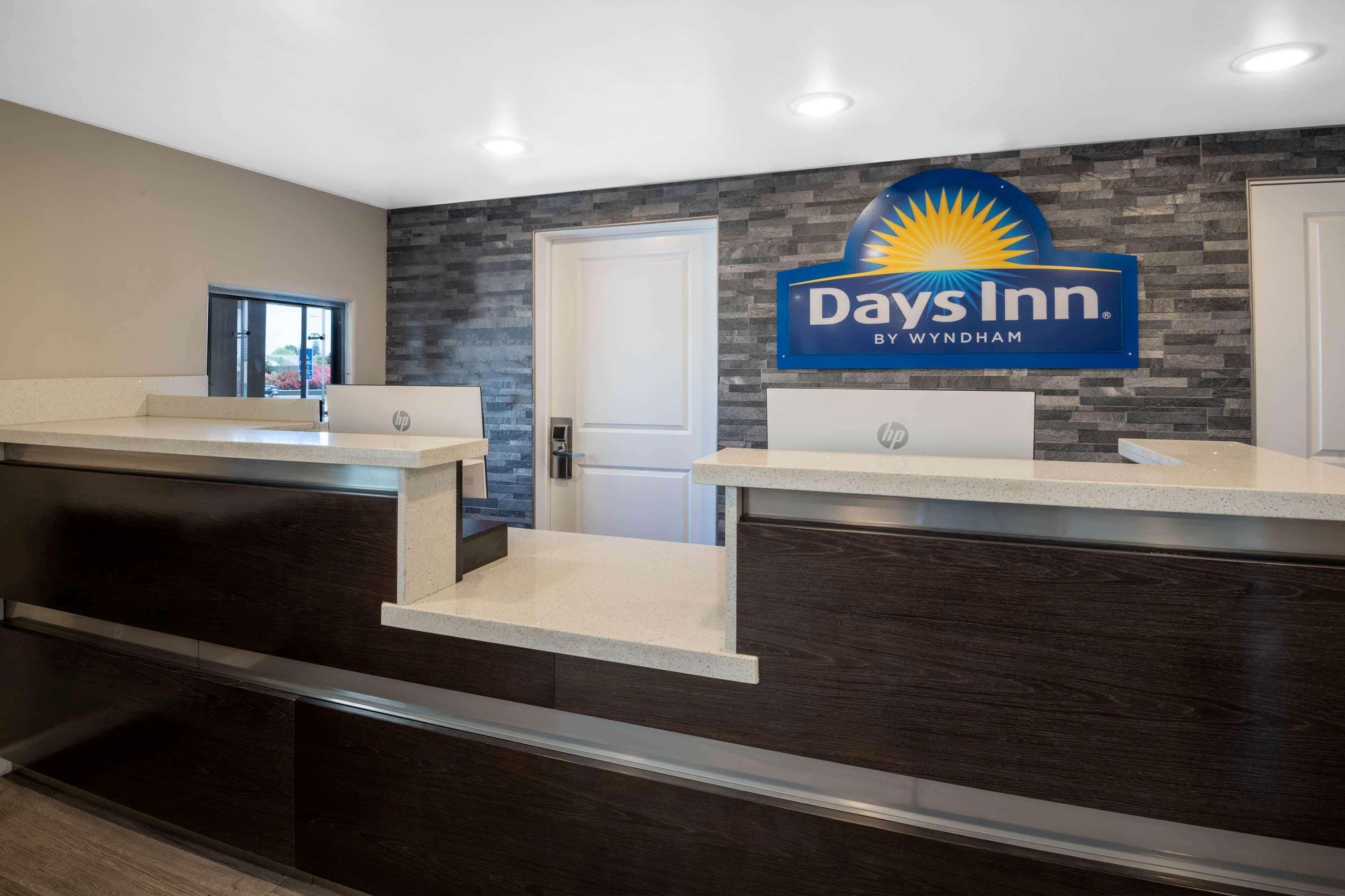 Days Inn By Wyndham Galt - Elk Grove South Eksteriør billede
