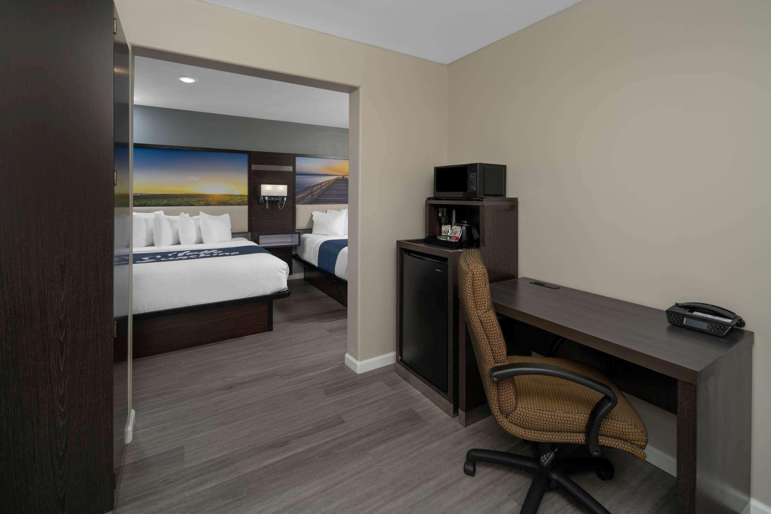 Days Inn By Wyndham Galt - Elk Grove South Eksteriør billede